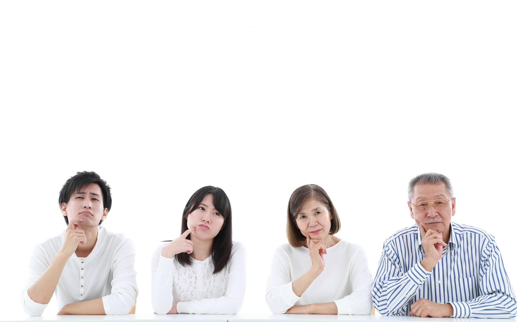 お金の悩みについて考える家族